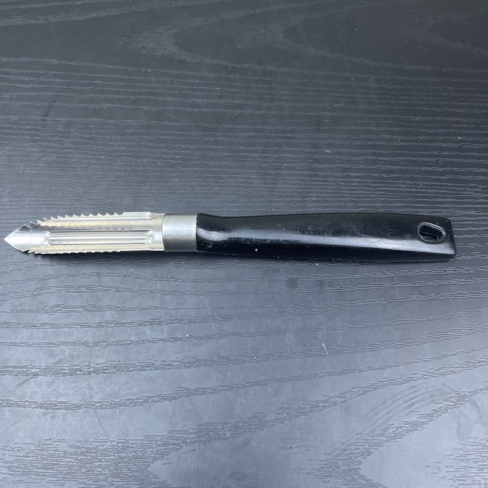 Vintage EKCO Peeler Corer Zig Zag Serrated Stainless Blade‎ Black Handle USA